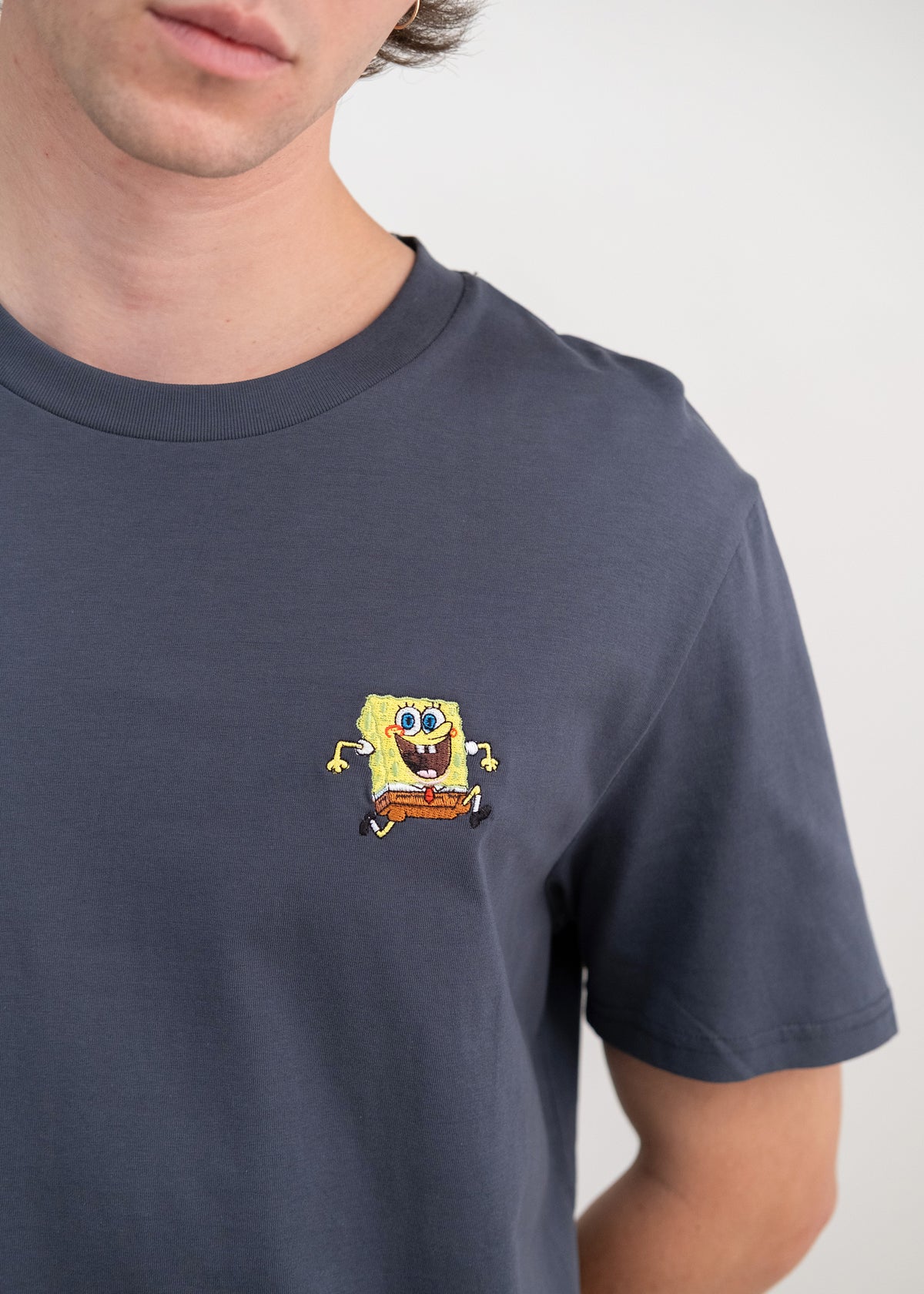 T-Shirt "SpongeBob läuft" - schiefergrau