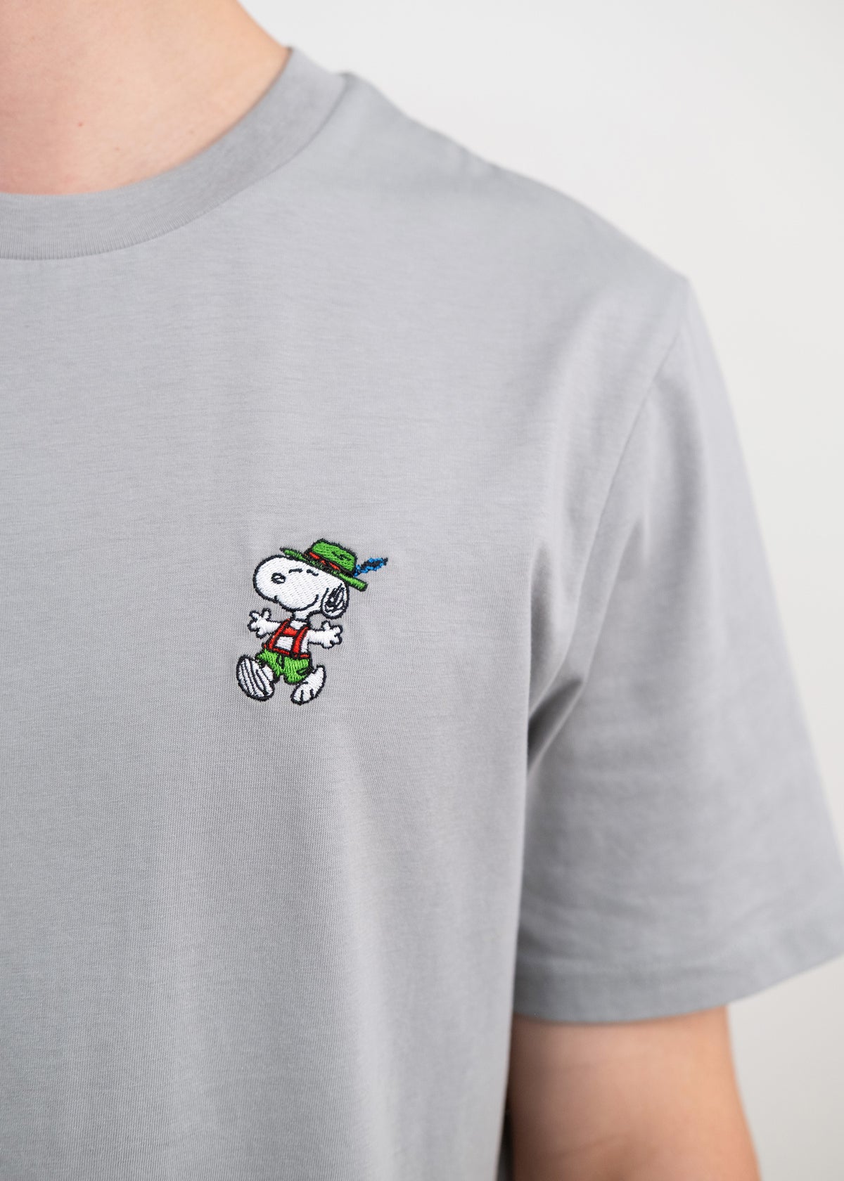 T-Shirt "Peanuts: Snoopy in Tracht" - nebelgrau