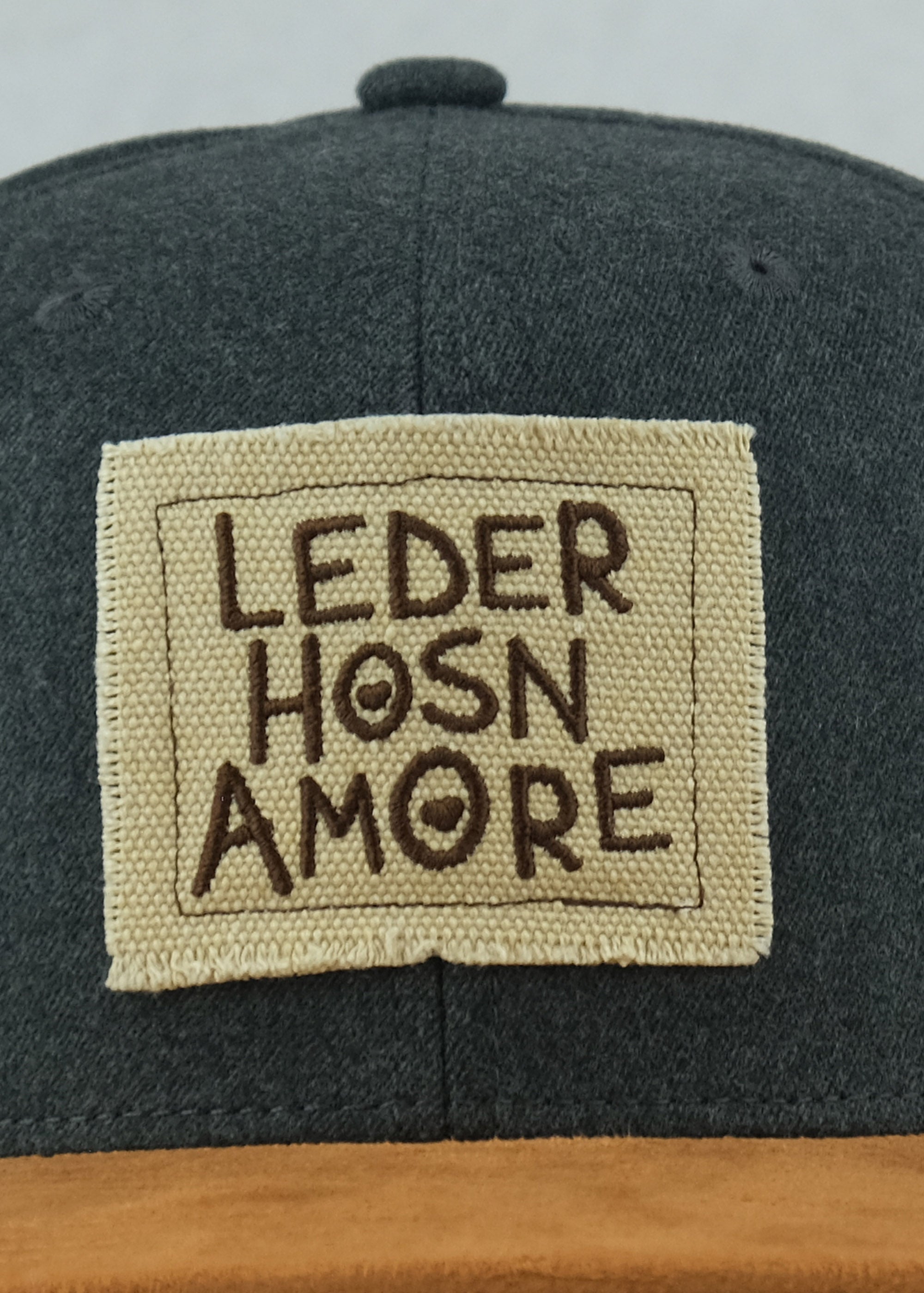 Cap "d´Hundskrippln: Lederhosnamore" - dunkelgrau (Snapback)