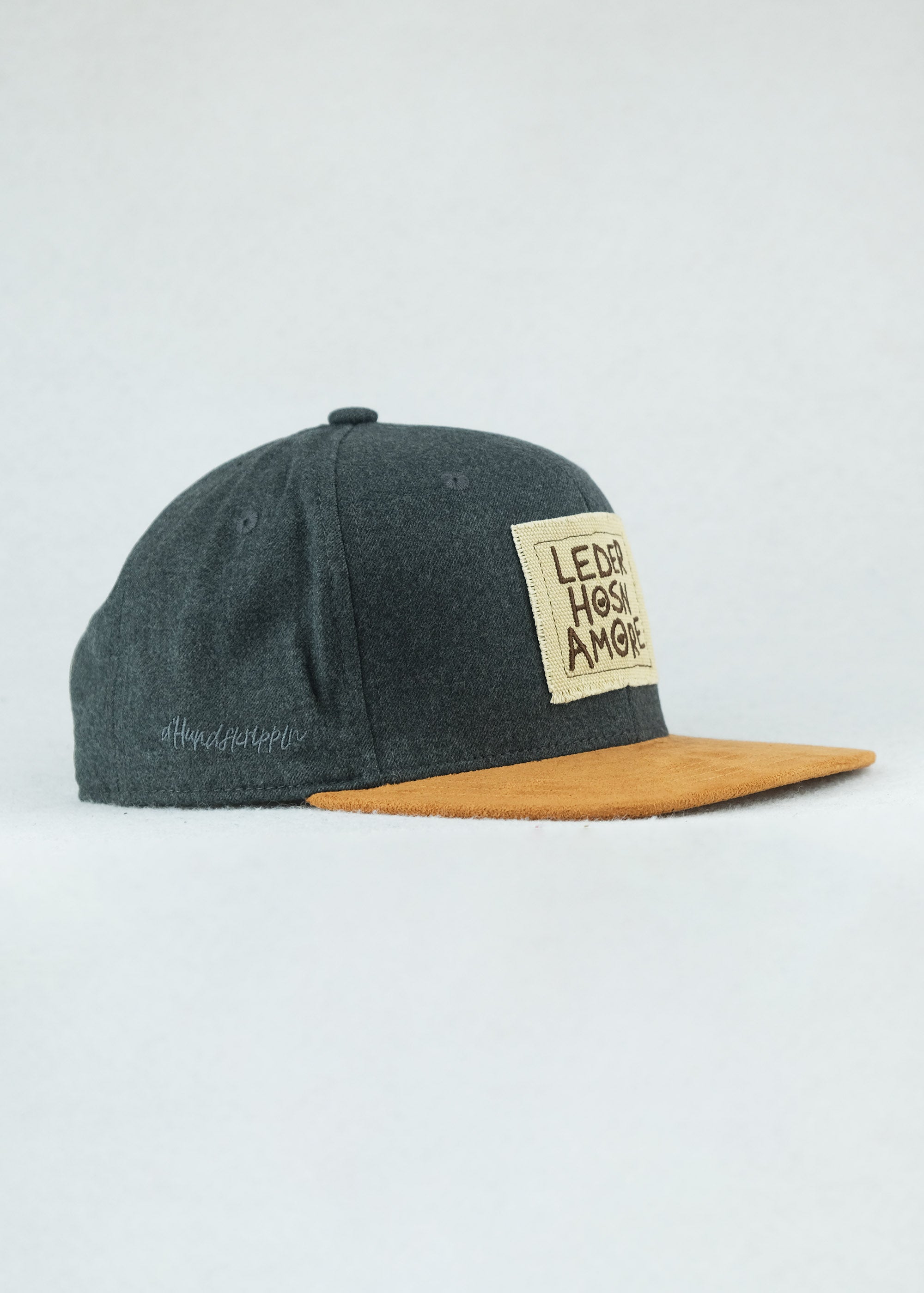 Cap "d´Hundskrippln: Lederhosnamore" - dunkelgrau (Snapback)